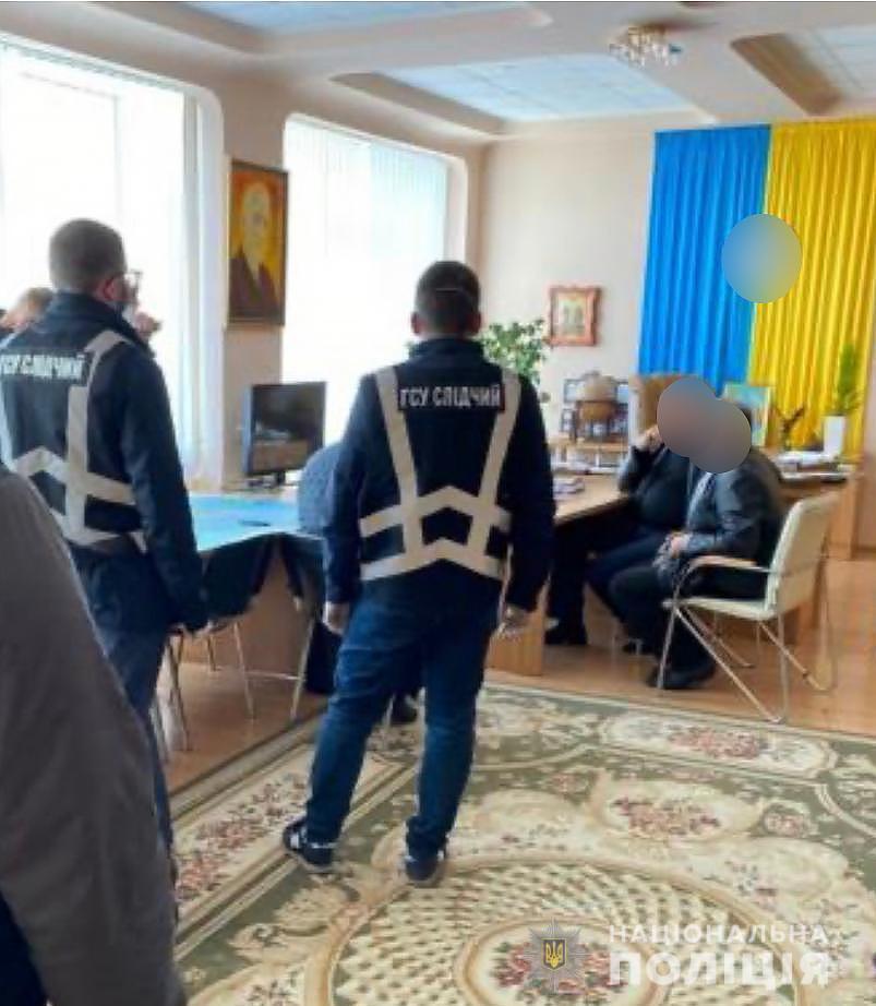 Поліцейські затримали ректора харківського вишу за вимагання та отримання 300 тисяч гривень хабаря