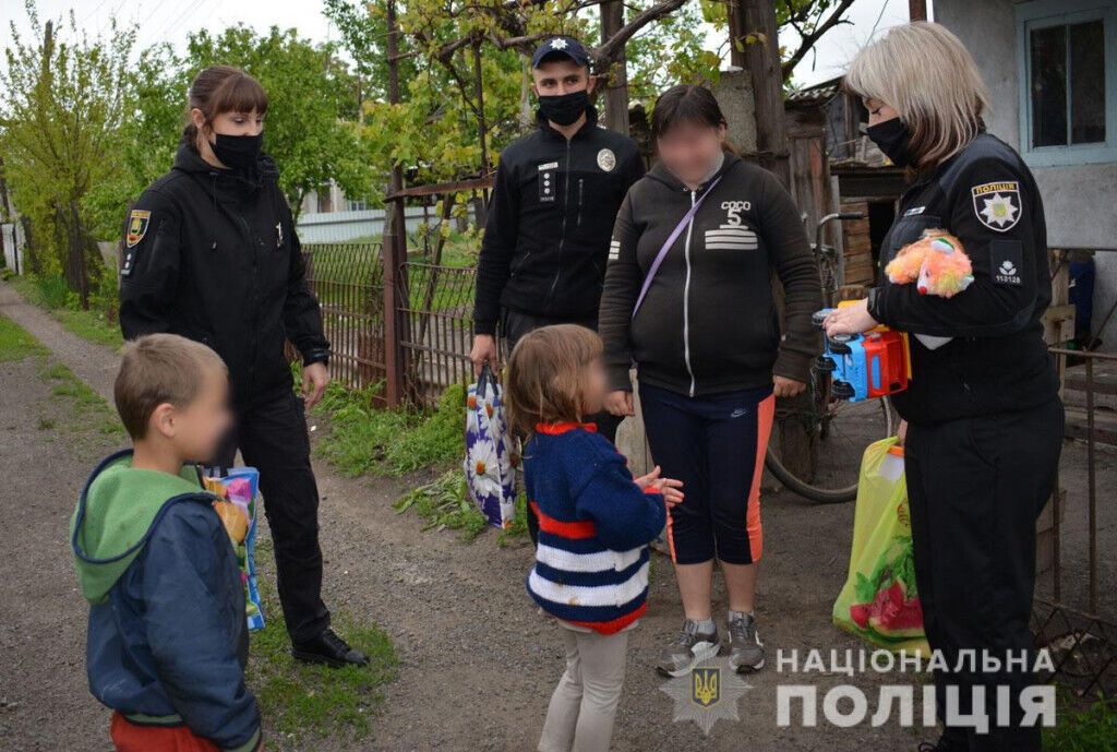 На Донеччині поліцейські разом із представниками соціальної служби підтримали родини, які постраждали від домашнього насильства