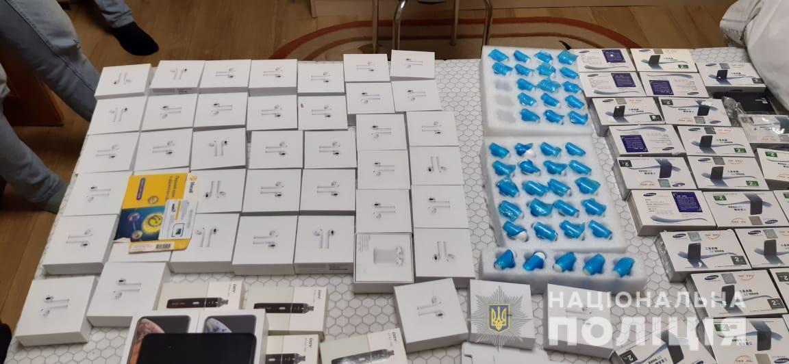 Кіберполіція затримала групу осіб за продаж фальсифікованої техніки відомої марки