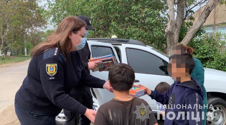 Поліцейські Одещини привітали місцеві родини з Міжнародним днем сім`ї