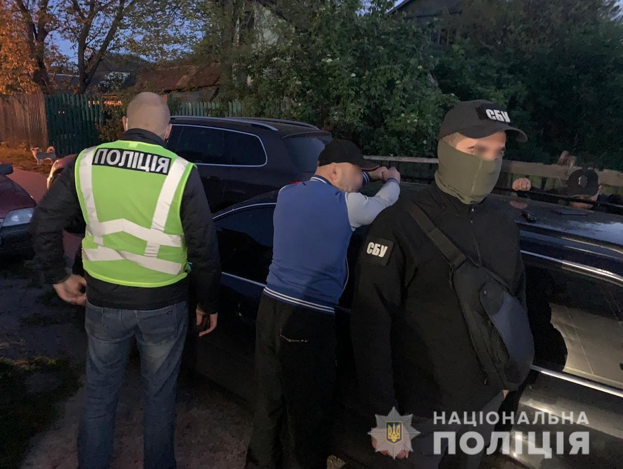 Правоохоронці Київщини затримали групу озброєних наркодилерів та ліквідували дві лабораторії з виготовлення амфетаміну