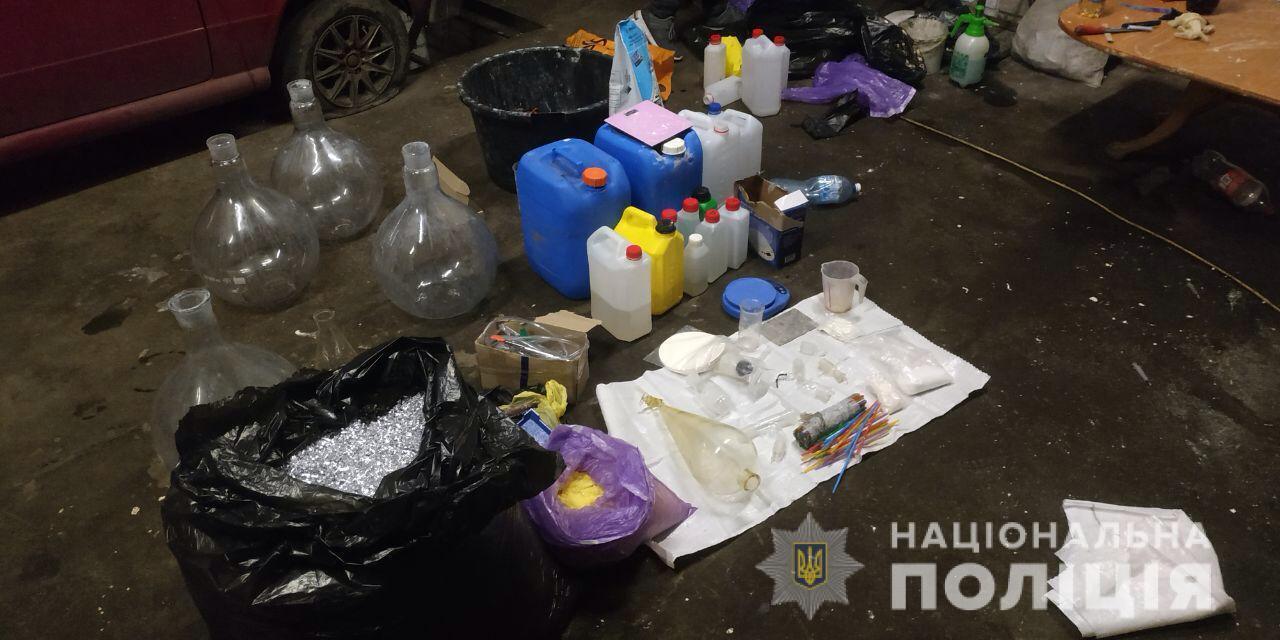 Правоохоронці Київщини затримали групу озброєних наркодилерів та ліквідували дві лабораторії з виготовлення амфетаміну