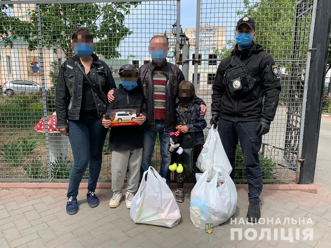 Поліцейські Одещини привітали місцеві родини з Міжнародним днем сім`ї