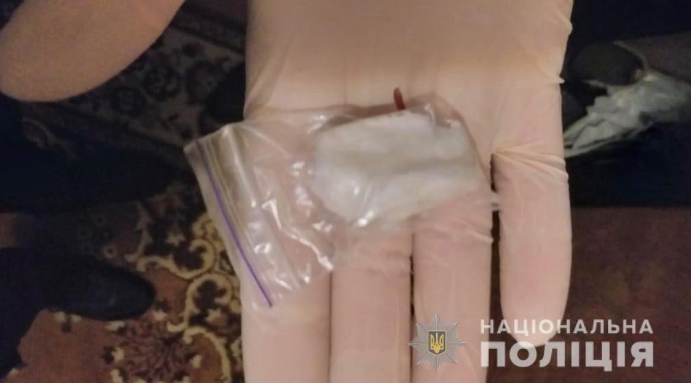 Поліцейські Київщини вилучили у водія-порушника зброю, набої та наркотики