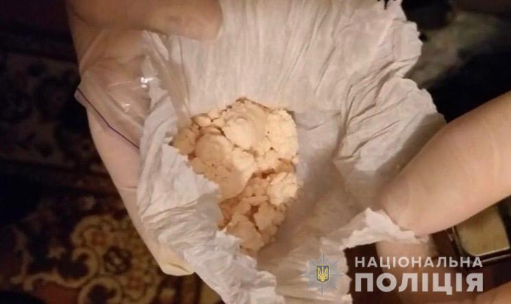 Поліцейські Київщини вилучили у водія-порушника зброю, набої та наркотики