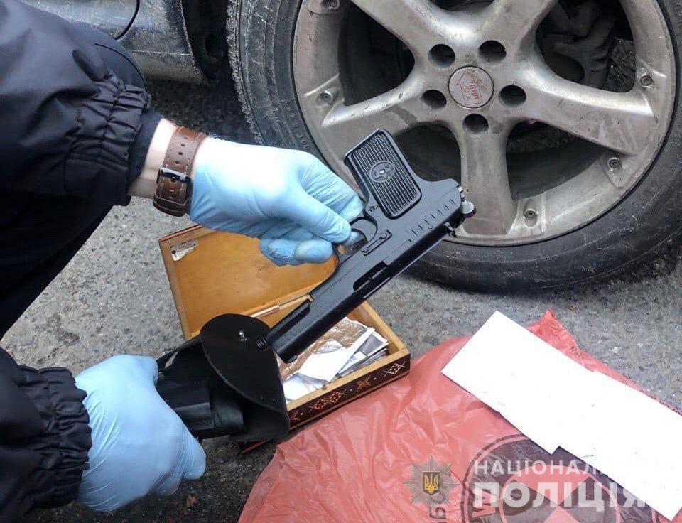 Поліцейські Київщини вилучили у водія-порушника зброю, набої та наркотики