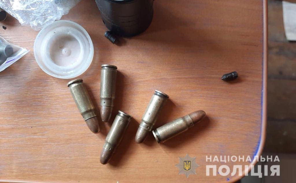 Поліцейські Київщини вилучили у водія-порушника зброю, набої та наркотики