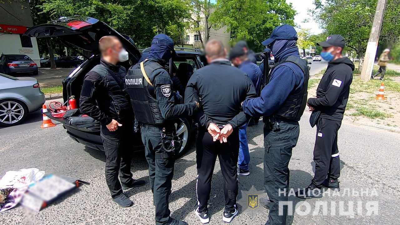 В Одесі поліцейські затримали групу осіб за підозрою у розбійному нападі на пункт обміну валюти