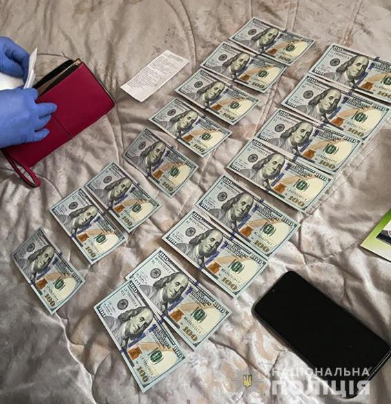 На Донеччині внутрішня безпека затримала поліцейського за хабарництво