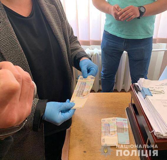 За спробу підкупу слідчого поліції внутрішня безпека затримала мешканку Харківської області