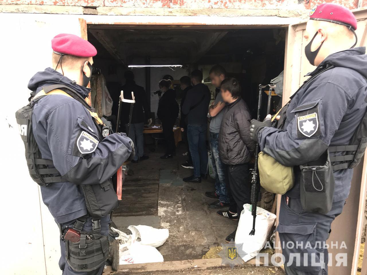 Нацполіція викрила на Київщині злочинну групу, яка видавала себе за поліцейських