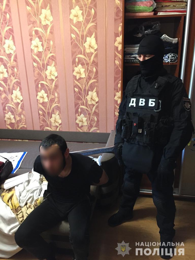 Нацполіція викрила на Київщині злочинну групу, яка видавала себе за поліцейських