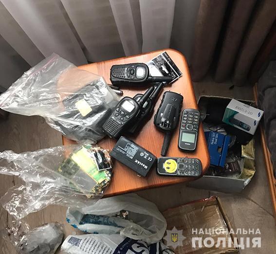 На Рівненщині правоохоронці провели обшуки у копачів бурштину