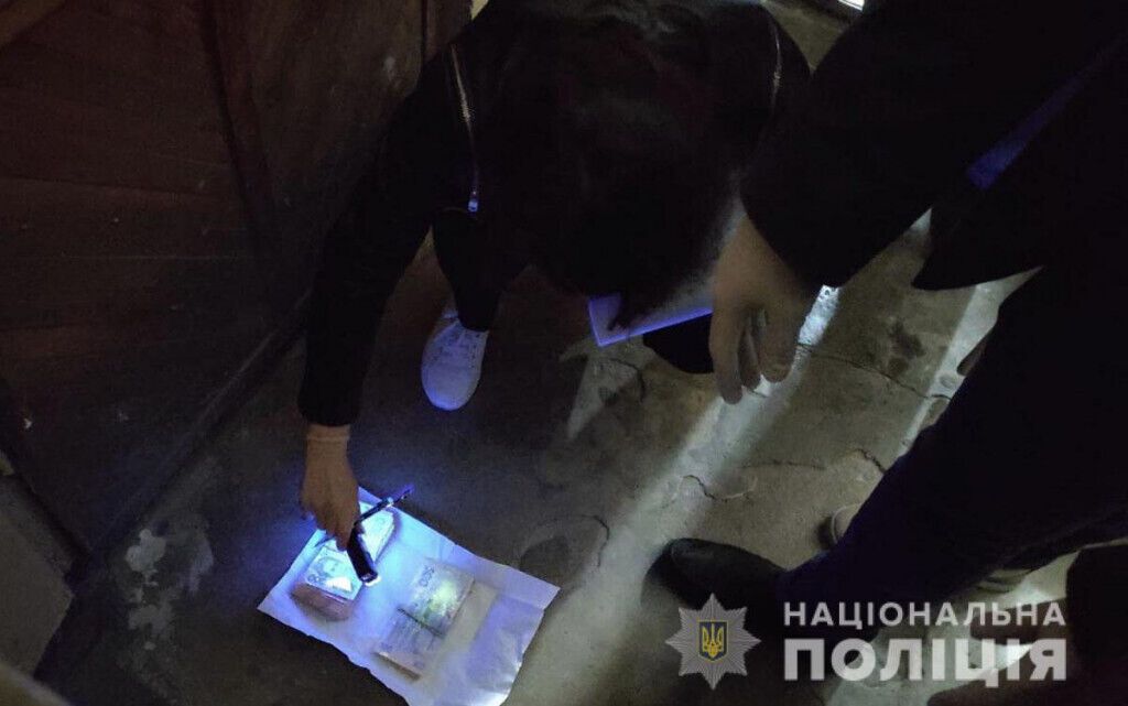 Правоохоронці Маріуполя затримали на хабарі посадову особу Центрального відділу державної виконавчої служби