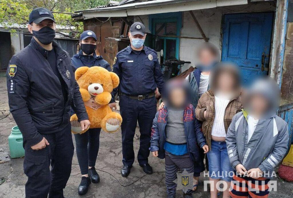На Донеччині поліцейські разом із представниками соціальної служби підтримали родини, які постраждали від домашнього насильства