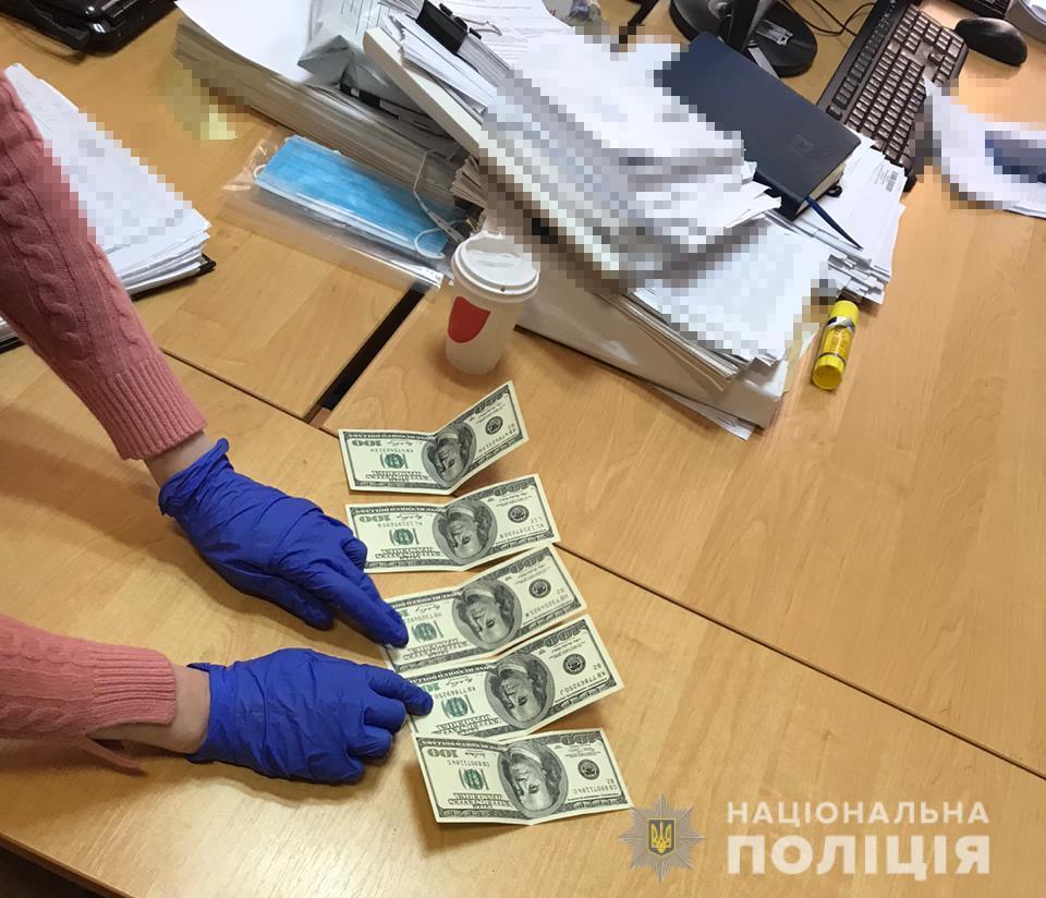 На столичній Оболоні затримано чоловіка, який за 2 тисячі доларів спробував «підкупити» слідчого