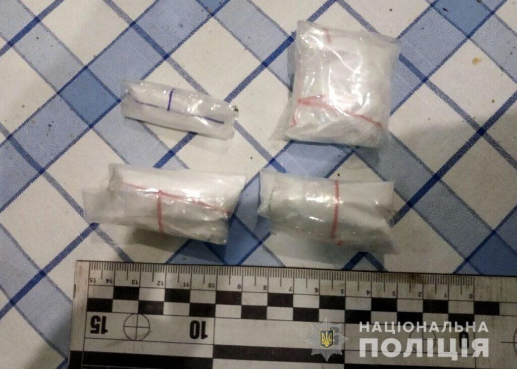 Поліцейські вилучили у жителя Дружківки зброю та наркотики