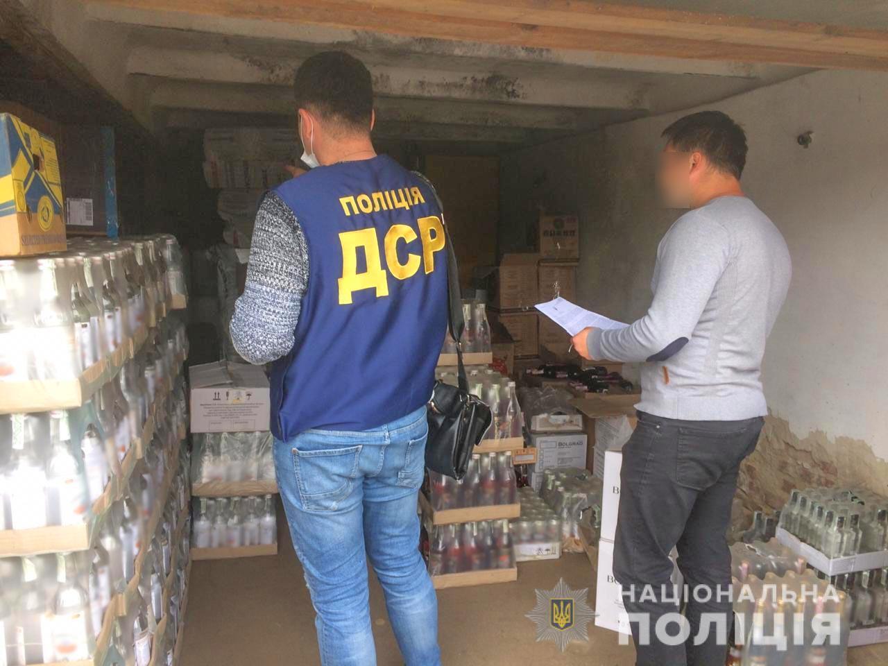 На Полтавщині правоохоронці припинили діяльність злочинної групи, яка розповсюджувала небезпечну лікеро-горілчану продукцію