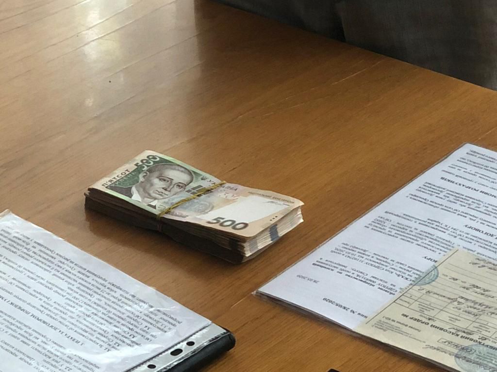 На Дніпропетровщині заступника директора держпідприємства викрито під час одержання хабара (ФОТО)