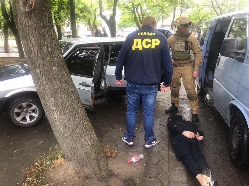 У Миколаєві правоохоронці затримали двох осіб, які вимагали 50 тис грн неіснуючого боргу від підприємця (ФОТО)