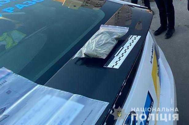 Одеські поліцейські повідомили двом місцевим жителькам про підозру в незаконному зберіганні наркотичних речовин