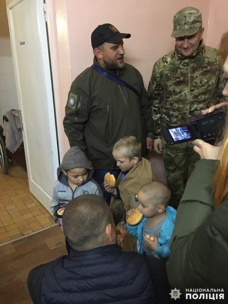 На Донеччині поліцейські і волонтери розшукали трьох  маленьких дітей