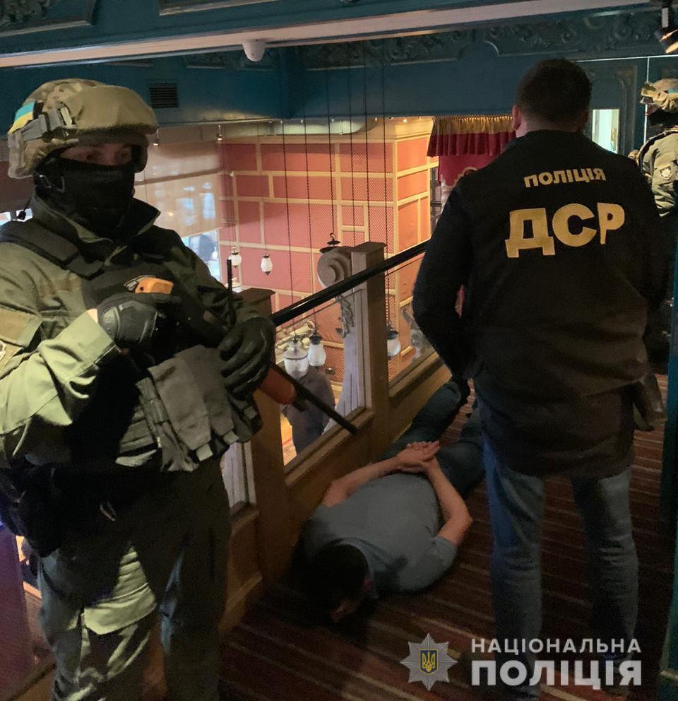 У Києві поліцейські затримали злочинне угруповання за вимагання з бізнесмена 20 000 доларів США