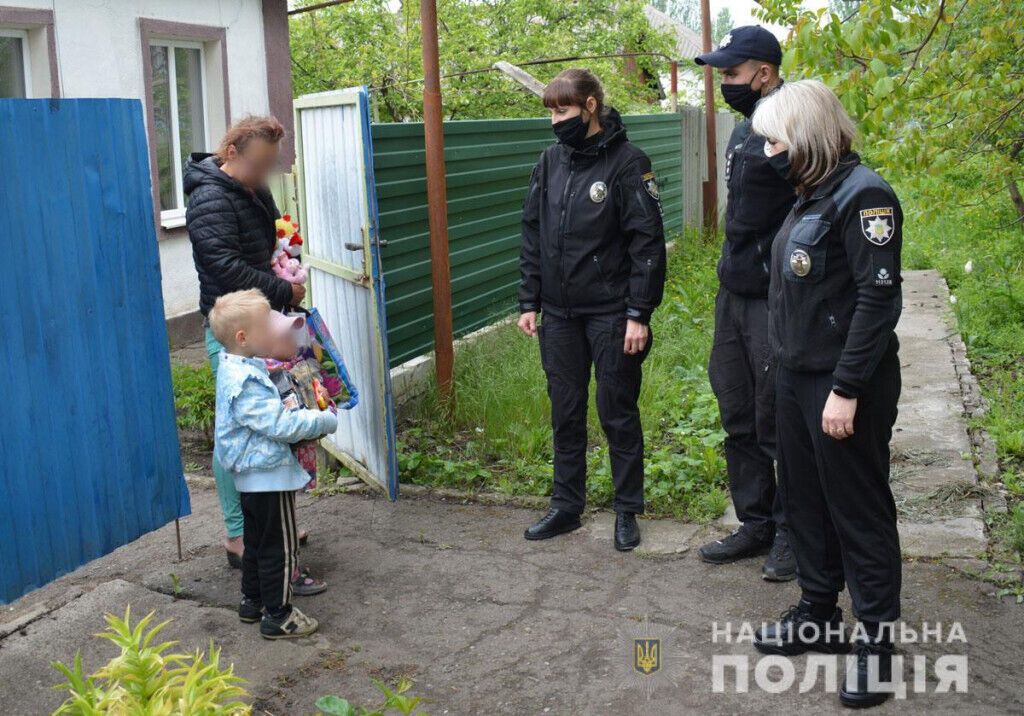 На Донеччині поліцейські разом із представниками соціальної служби підтримали родини, які постраждали від домашнього насильства