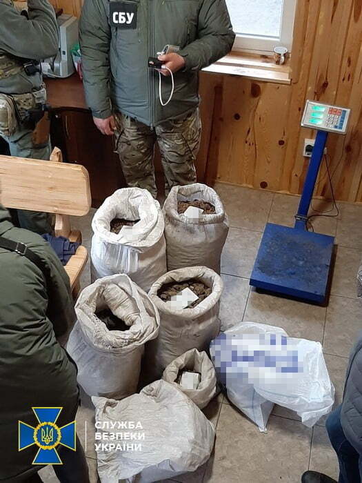 На Рівненщині СБУ попередила нелегальний продаж бурштину на понад 2 мільйони гривень
