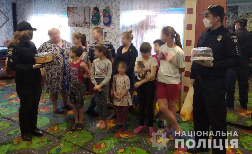 На Донеччині поліцейські разом із представниками соціальної служби підтримали родини, які постраждали від домашнього насильства