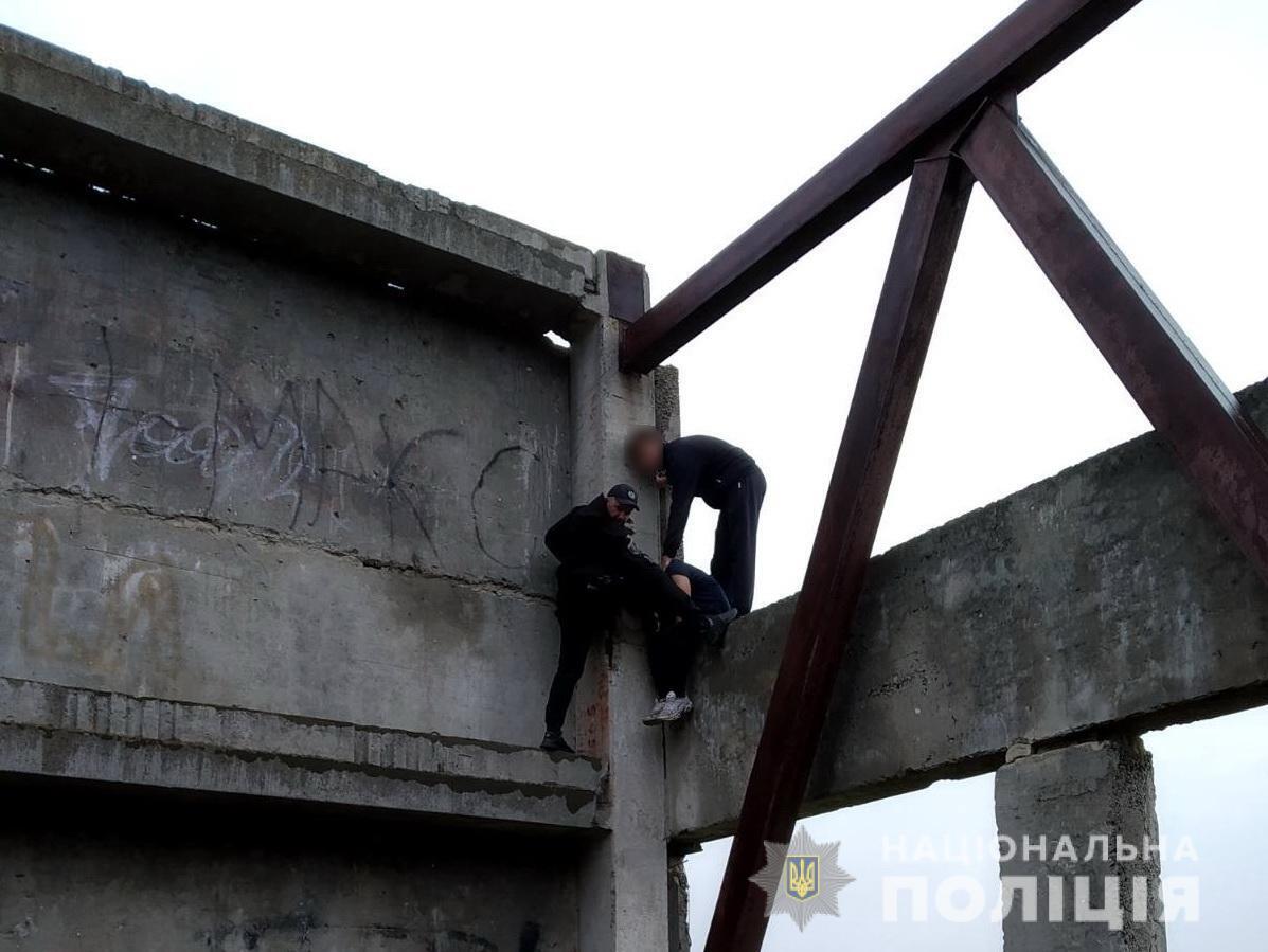 На Сумщині поліцейський відмовив юнака від самогубства