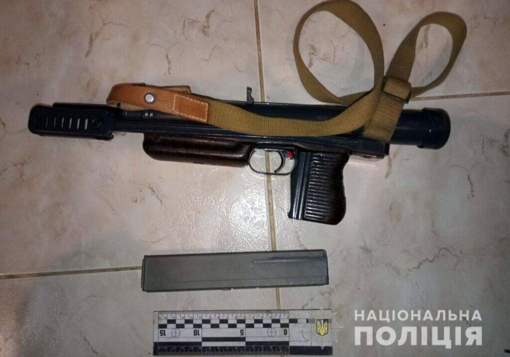 Поліцейські вилучили у жителя Дружківки зброю та наркотики