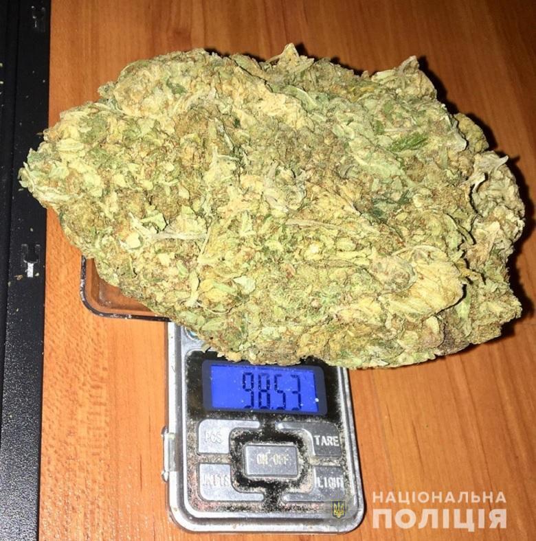 Київські поліцейські затримали чоловіка, який займався збутом наркотиків