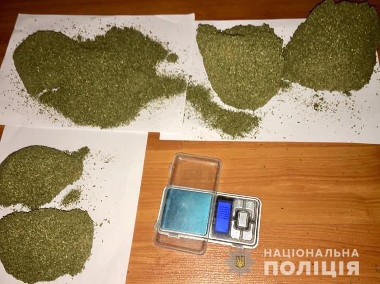 Київські поліцейські затримали чоловіка, який займався збутом наркотиків