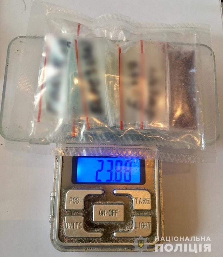 Київські поліцейські затримали чоловіка, який займався збутом наркотиків