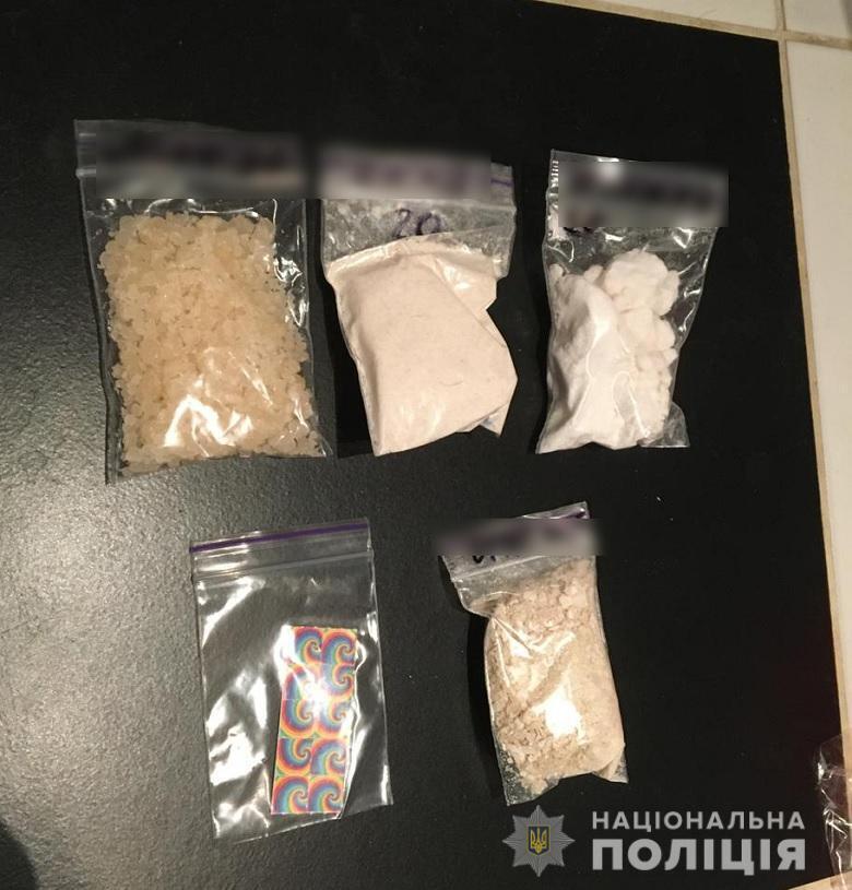 Київські поліцейські затримали чоловіка, який займався збутом наркотиків