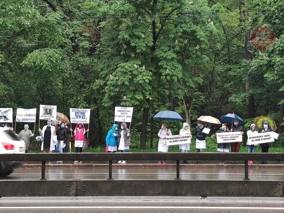 Півтисячі медиків столичної психлікарні вийшли на протест: вимагають підвищення зарплат (фото, відео)