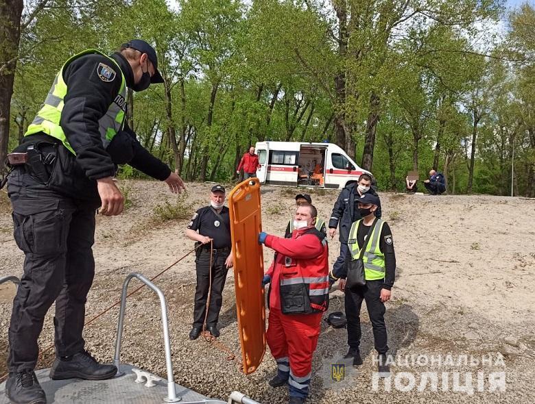 Співробітники річкової поліції врятували чоловіка, який стрибнув із мосту
