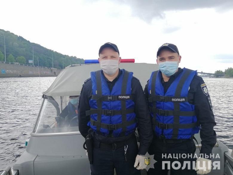 Співробітники річкової поліції врятували чоловіка, який стрибнув із мосту