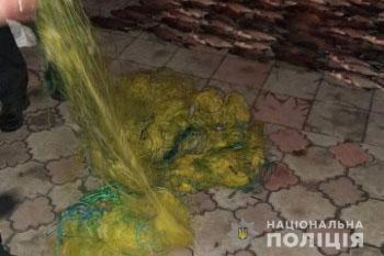 Поліцейські Черкащини затримали зловмисника, який виловив сітками понад 200 рибин різних видів