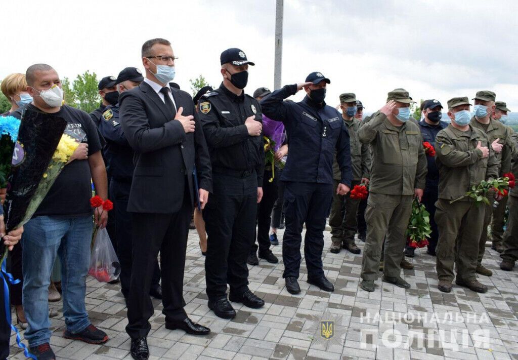 Поліція Донеччини вшанувала пам’ять загиблого екіпажу гелікоптера  Мі-8Мт