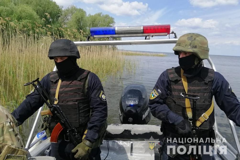 Поліція Черкащини затримала колишнього правоохоронця і його спільників, які займалися незаконним рибним промислом