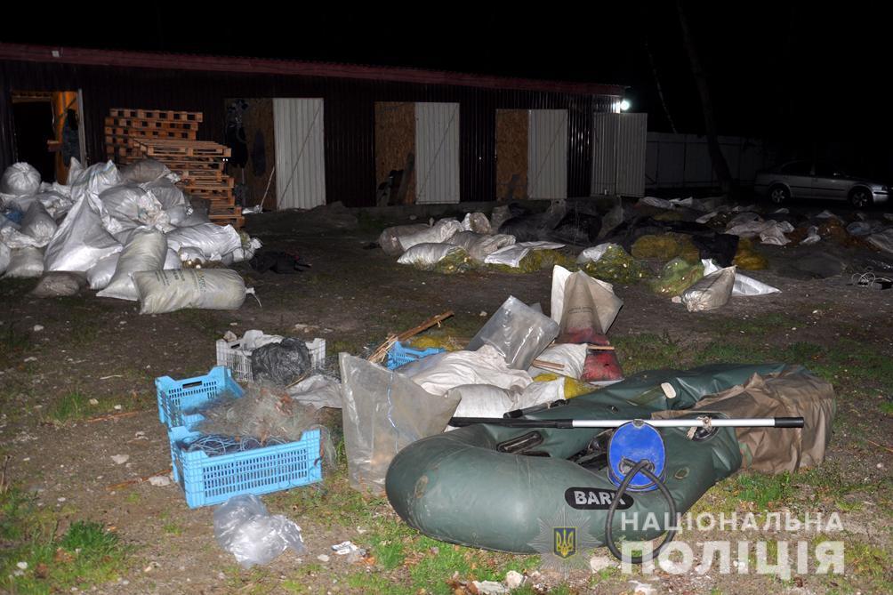 Поліція Черкащини затримала колишнього правоохоронця і його спільників, які займалися незаконним рибним промислом