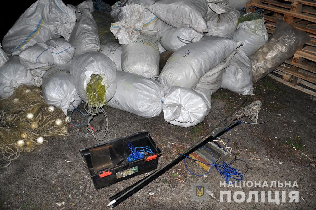 Поліція Черкащини затримала колишнього правоохоронця і його спільників, які займалися незаконним рибним промислом
