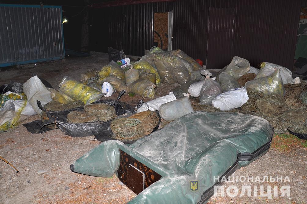 Поліція Черкащини затримала колишнього правоохоронця і його спільників, які займалися незаконним рибним промислом
