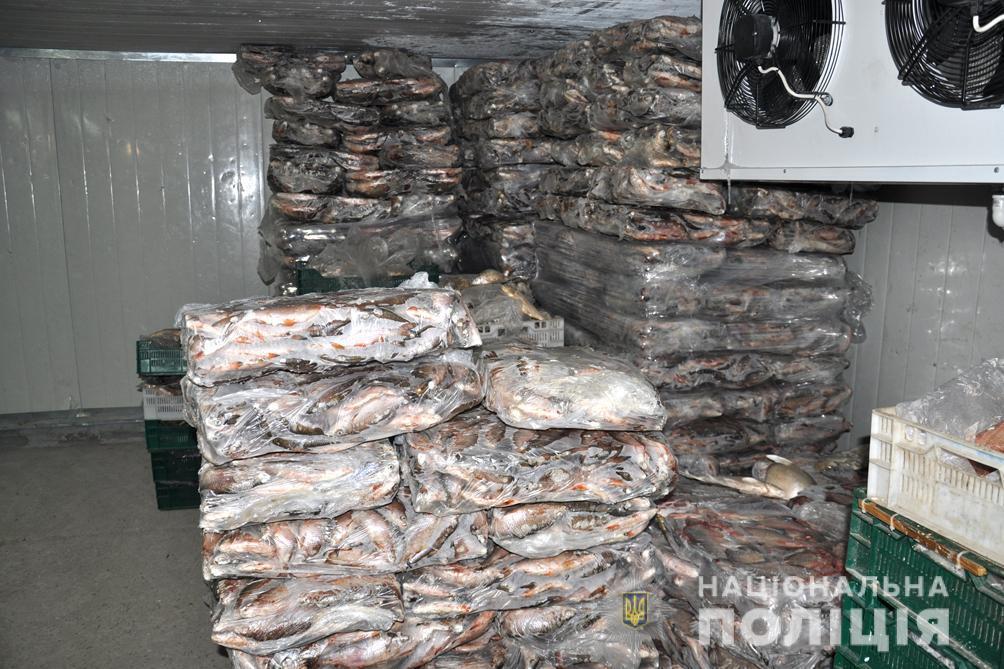 Поліція Черкащини затримала колишнього правоохоронця і його спільників, які займалися незаконним рибним промислом