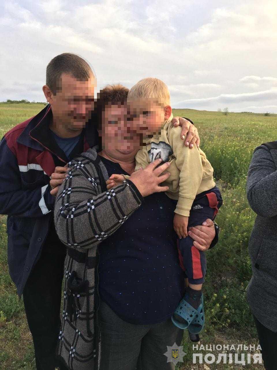 Поліцейські Миколаївщини знайшли трирічного хлопчика, який на біговелі відійшов від дому на чотири кілометри
