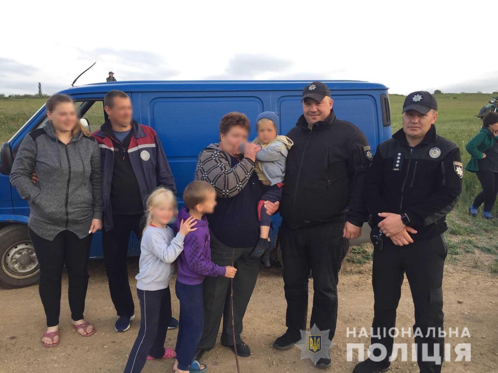 Поліцейські Миколаївщини знайшли трирічного хлопчика, який на біговелі відійшов від дому на чотири кілометри