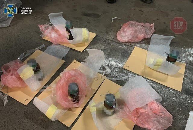 На Закарпатті іноземець намагався переправити через кордон 8 кілограмів ртуті (фото)