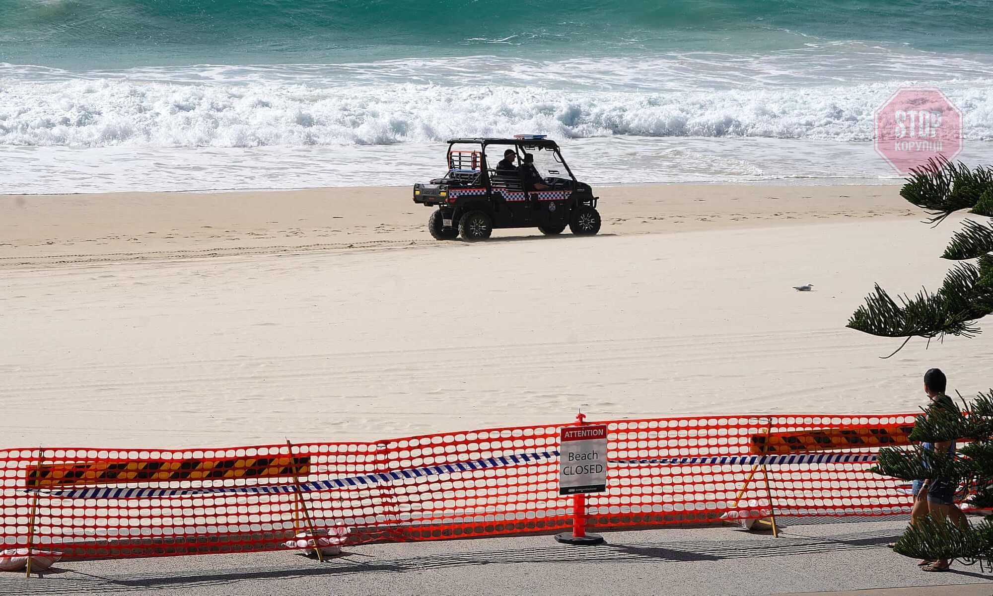  Поліція патрулює Surfers Paradise Beach на золотому узбережжі Австралії. Фото: Дейв Хант / EPA